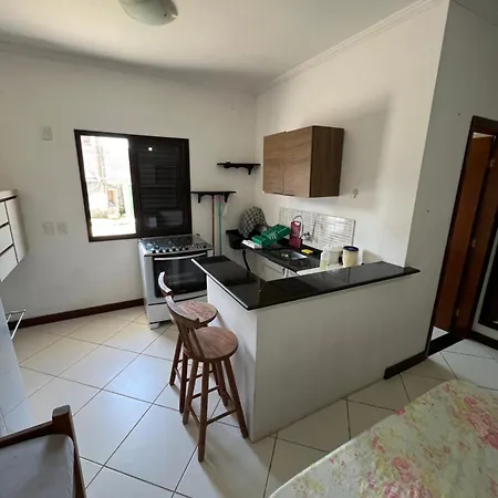 Apartamento kitnet 4 quadras Praia das Toninhas Ubatuba com 2 piscinas para até 4 pessoas-2