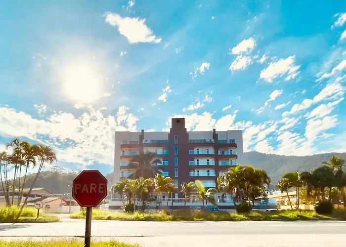 Apto à poucos passos da praia e Vista Mar-Toninhas